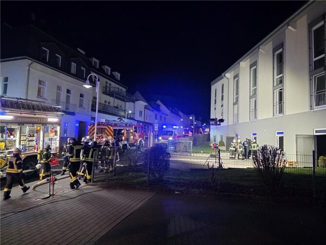 24.03.: Vollbrand in Rengsdorf - Fünf Personen erleiden Rauchgasvergiftung 