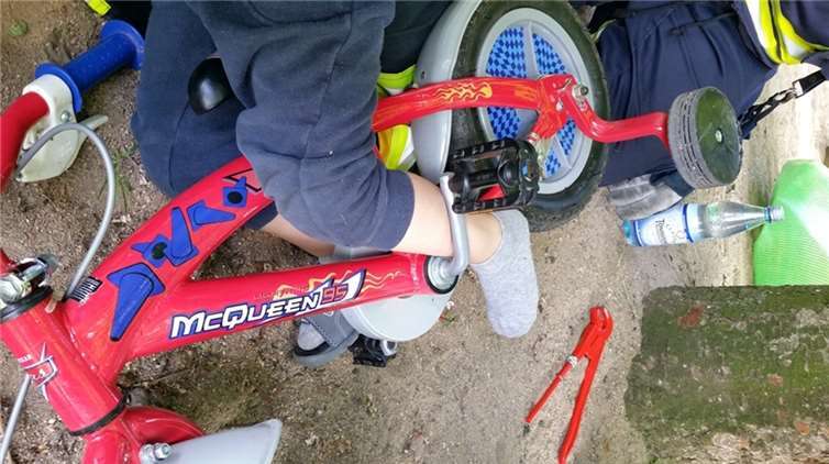 Kind in Fahrrad verklemmt 