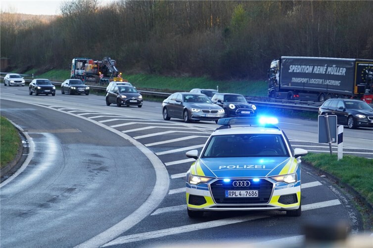 26.03.: Vollsperrung auf der A3: Pkw-Brand legt Autobahn lahm 