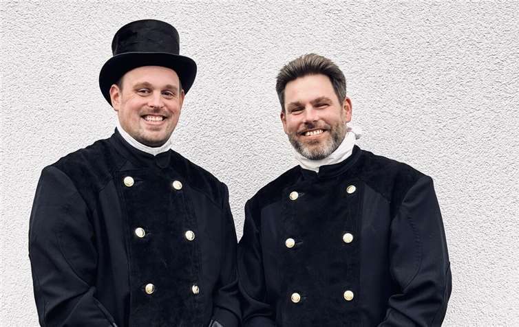 Bild: Christopher Elzer (l.) mit seinem Gesellen Michael Elzer (r.).  Foto: privat