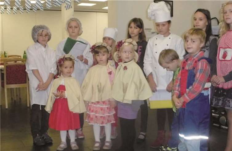 Bild Erntedank AH Polch 2014: Eine Kindergruppe der Freien Evangelischen Gemeinde führte anlässlich des Erntedankfestes ein kleines Theaterstück für die Bewohnerinnen und Bewohner des St. Stephanus Seniorenzentrums in Polch auf. Marienhaus Klinik