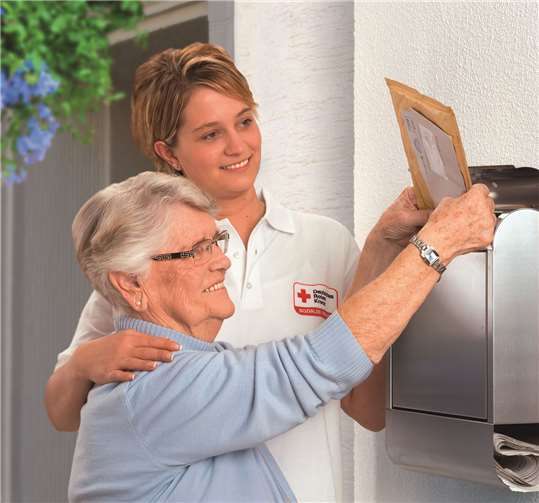 Bild aus dem DRK-Archiv, als noch arbeiten ohne Mund-Nasen-Maske möglich war und gemeinschaftliche Aktivitäten durchgeführt werden konnten. In Zeiten der durch das neue Coronavirus bedingten Kontaktbeschränkungen sind die DRK-Betreuungskräfte im betreuten Wohnen „Weißes Ross“ in Bad Breisig für einige Bewohner eine der Verbindungen nach außen und dadurch ein wichtiger sozialer Kontakt. Freiwilligendienstleistende unterstützen die DRK-Betreuungskräfte bei ihrer Arbeit und die Bewohner bei der Bewältigung alltäglicher Dinge. Momentan sind auch die Gespräche über die Ereignisse außerhalb der Gemeinschaftswohneinrichtung sehr wichtig. Symbolfoto: DRK-LV-RLP