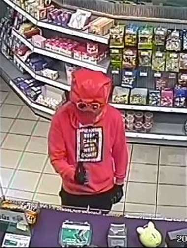 Bild der Überwachungskamera vom Räuber. Fotos: Polizei