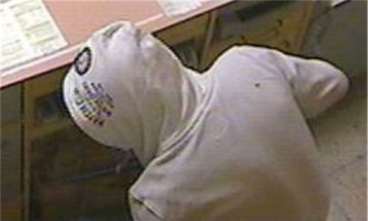 Bild des Täters, der beim Raub eine Kapuze trug. Fotos: Polizei