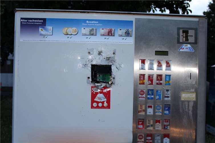 Bild des aufgebrochenen Zigarettenautomaten. Foto: Polizei