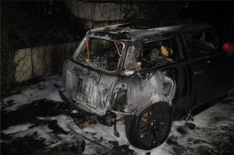 Bild des ausgebrannten Pkw. Foto: Polizei