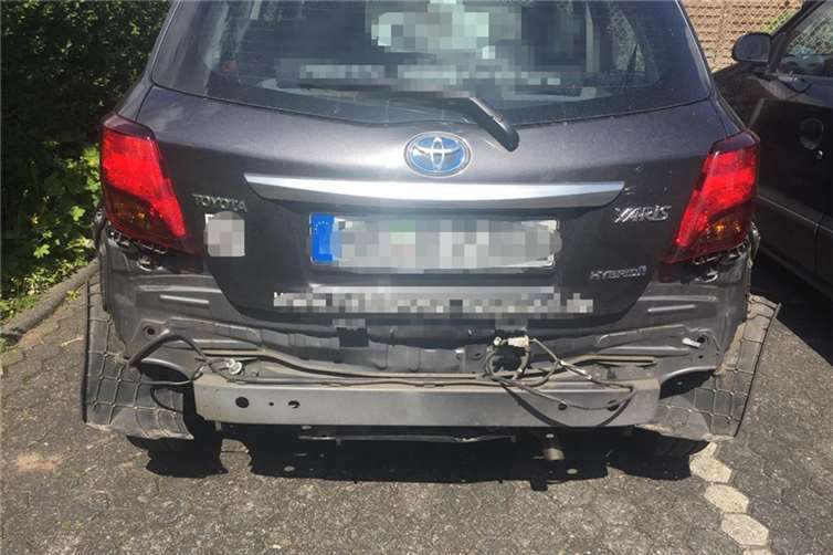 Bild des beschädigten Pkw. Foto: Polizei