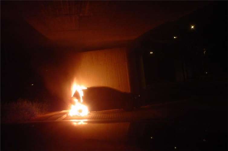 Bild des brennenden Pkw. Foto: Polizei