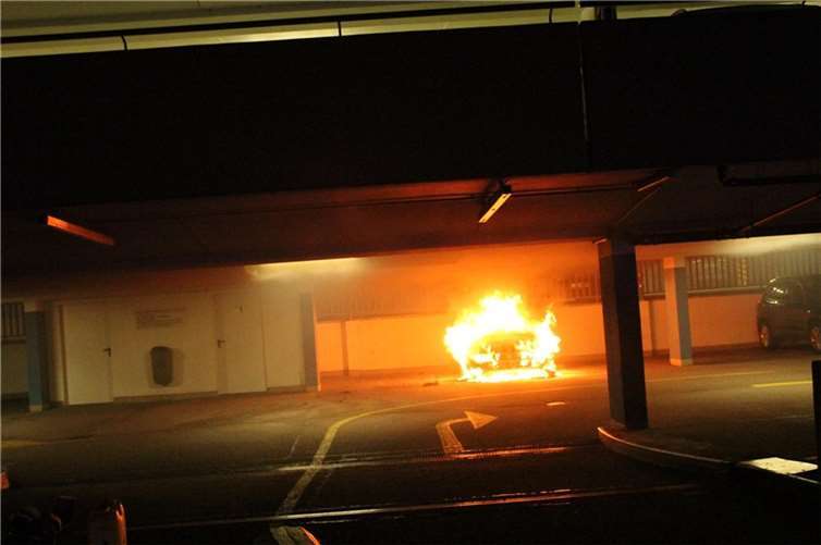 Bild des brennenden Pkw in Cochem. Fotos Polizei Cochem