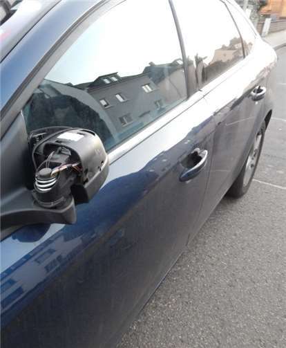 Bild des demolierten Außenspiegels. Foto: Polizei