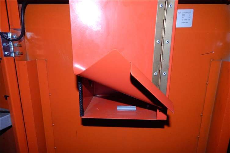 Bild des des aufgebrochenen SB-Staubsaugers. Foto: Polizei