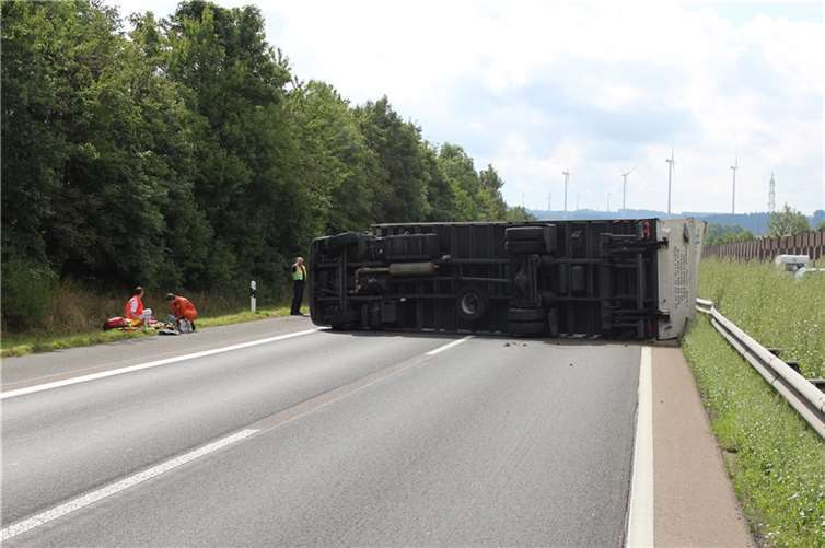 Bild des umgestürzten Lkw auf der A61. Fotos: Polizei Emmelshausen