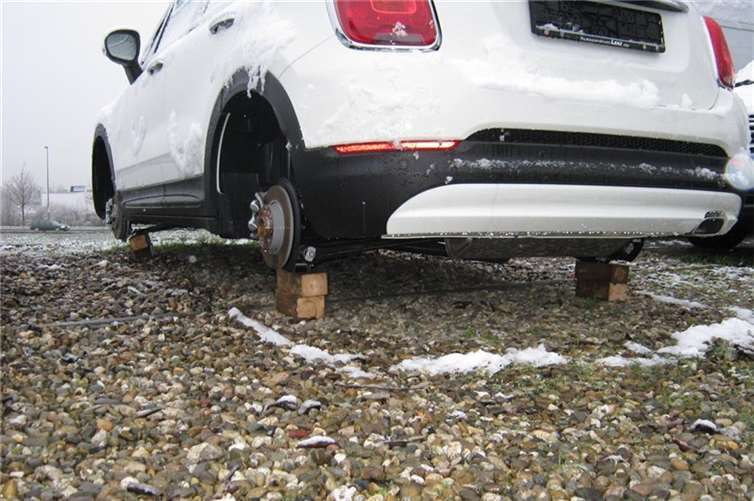 Bild eines der eines aufgebockten Fahrzeuge. Foto: Polizei