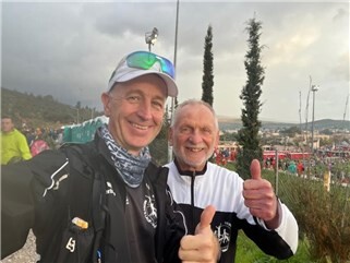 Fotogalerie: 80-jähriger läuft Athen-Marathon