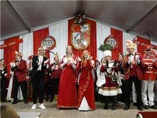 Fotogalerie: Inthronisierung des ersten weiblichen Dreigestirns in Walporzheim 