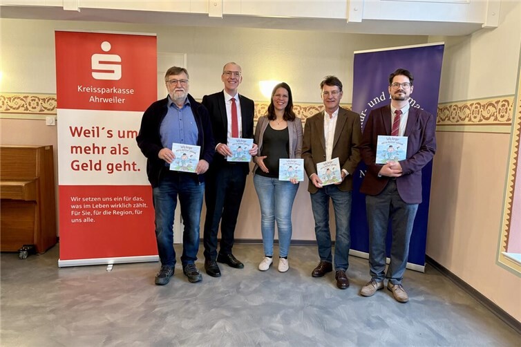 Bild (in der ehemaligen Synagoge in Niederzissen) von links: Günter Fuchshofen (Förderverein der ehemaligen Synagoge Niederzissen), David Söller (Leiter Beratungs-Center Niederzissen der Kreissparkasse Ahrweiler), Anne Wagner (Kinderbuchautorin), Reinhard Wolff (Förderverein der ehemaligen Synagoge Niederzissen), Torsten Wagener (Illustrationen) 