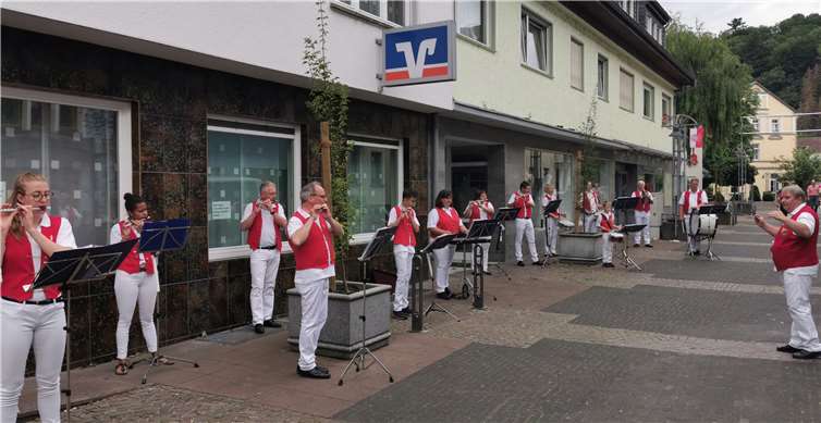 Bild mit dem weiten Abstand zwischen den Musikern ist vom „Corona-Konzert“ im Sommer 2020. Anlass war das (seit vielen Jahrzehnten) begleitete Schützenfest, dass natürlich in 2020 abgesagt wurde. Foto: privat