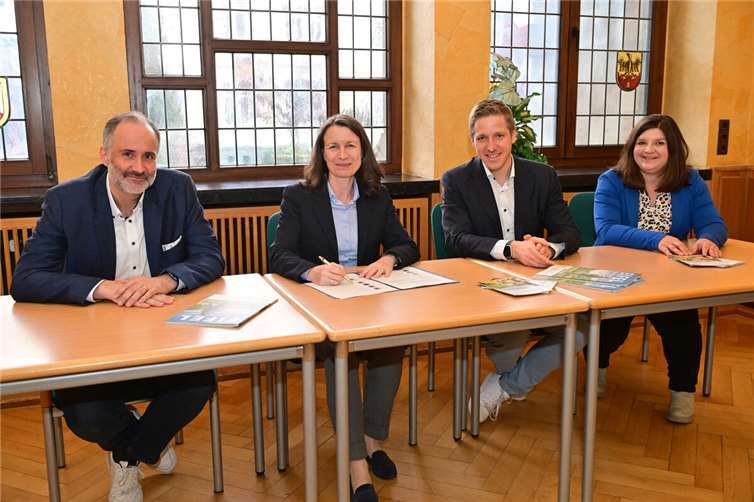 Bild (v. l.): Christian Lindner, Vorsitzender des Ahrtal-Tourismus Bad Neuenahr-Ahrweiler e. V., Cornelia Weigand, Landrätin des Kreises Ahrweiler, Landrat Markus Ramers, Vorsitzender der Eifel Tourismus GmbH, und Kristina Neitzert, Geschäftsführerin der Romantischer Rhein Tourismus GmbH.  Foto: Ahr-Foto / Kreisverwaltung Ahrweiler