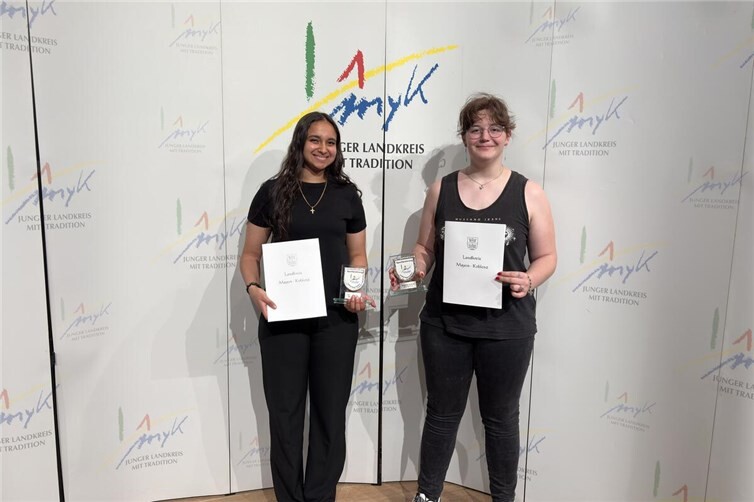 Bild: v. l. n. r.: Clara Hanna & Antonia Gärtner, es fehlt: Charlotte Aepfelbach