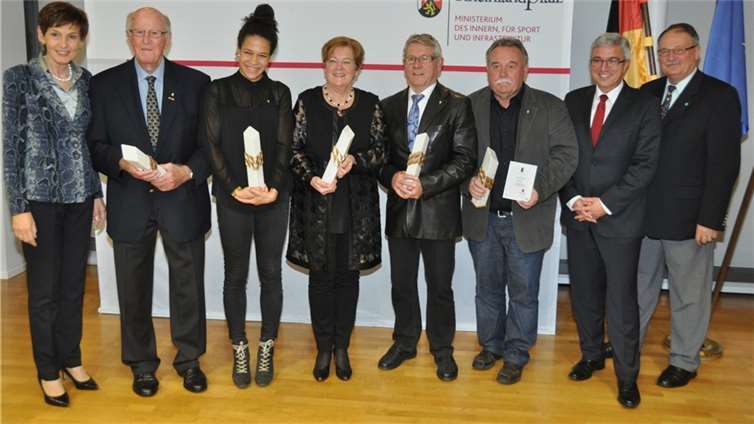 Bild (v. li.): Karin Augustin, Präsidentin des Landessportbundes mit den Preisträgern Arno Scheuer, Célia Šašic, Antonie Körner, Detlef Mann, Detlef Goebel sowie Minister Lewentz und Dieter Noppenberger, Präsident des Sportbundes Pfalz bei der Verleihung des Sport-Obelisken 2015 in Mainz. Foto: Ministerium des Innern, für Sport und Infrastruktur Rheinland-Pfalz
