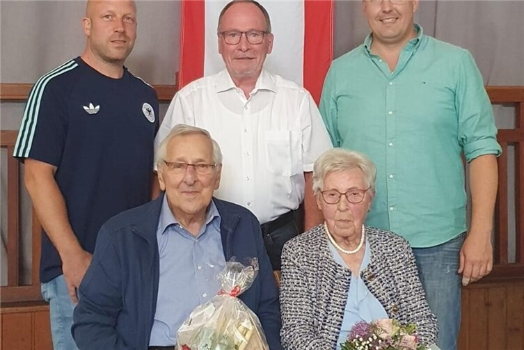 Bild: v.l.n.r. Christian Josten, Heinz Schmitt, Peter Schmitt, Hilde Schmitt und Stefan Kickertz bei der Ehrung der ältesten Teilnehmer anlässlich des Trimbser Seniorennachmittags 2026