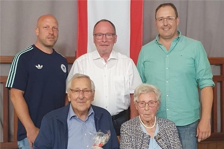 Bild: v.l.n.r. Christian Josten, Heinz Schmitt, Peter Schmitt, Hilde Schmitt und Stefan Kickertz bei der Ehrung der ältesten Teilnehmer anlässlich des Trimbser Seniorennachmittags 2026