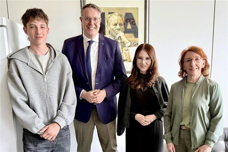 Bild: v.l.n.r.: Jakob Sebastian, Alexander Schweitzer, Sophia Sezal, Susanne Müller
