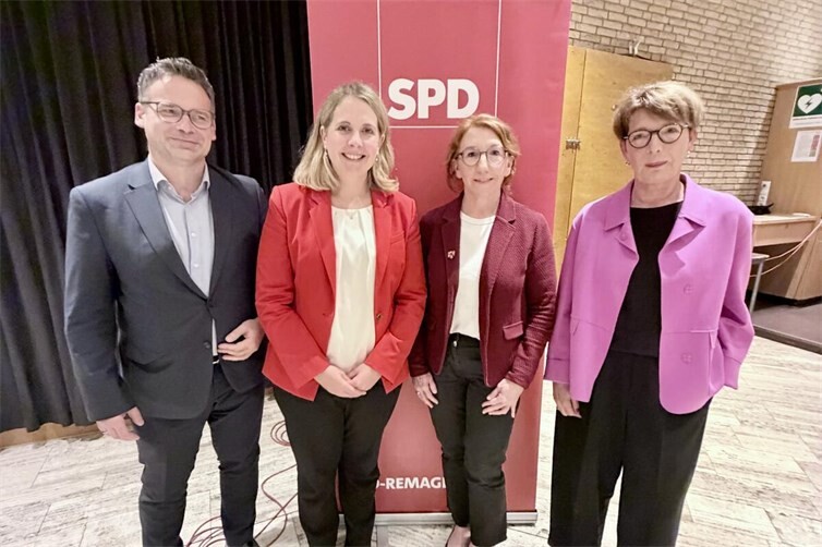Bild: v.l.n.r. Mark Vasic, Bundesbauministerin Verena Hubertz, Susanne Müller, Sabine Glaser