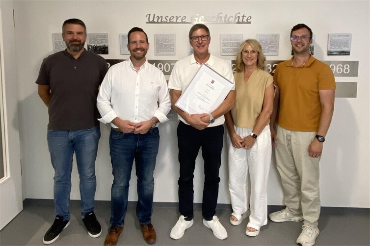 Bild (v.l.n.r.): Zum 40-jährigen Dienstjubiläum gratulierten Dominik Dröschel (Personalrat) und Bürgermeister Timo Kanzinger dem Jubilar Michael Augel, gemeinsam mit Carmen Schäfer (Sachgebietsleiterin) und Alexander Röser (Sachgebietsleiter), die sich zu einer kleinen Feierstunde im Dienstzimmer des Amtschefs trafen.