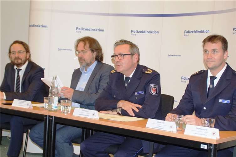 Bild vom Pressegespräch zum Auffinden der vermissten Yasmina in der Polizeidirektion Nord. Foto: Polizei