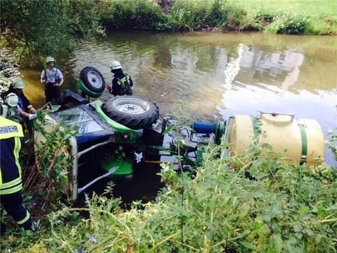 Bild vom verunfallten Traktor in Altenahr. Fotos: Polizei
