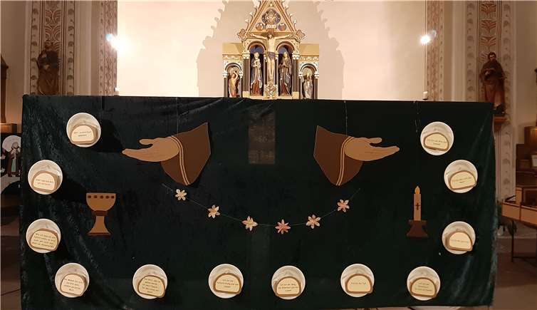 Bild von Sabine Lohner im Altarraum in der Pfarrkirche von Nickenich. Foto: privat