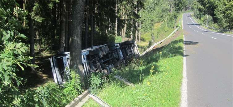 Bild von der Unfallstelle an der B412. Fotos: Polizei Adenau