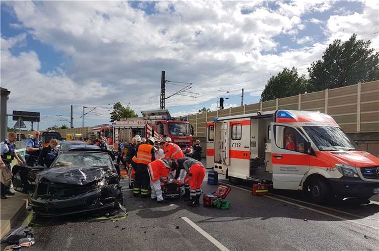 Bild von der Unfallstelle auf der B42. Foto: Polizei