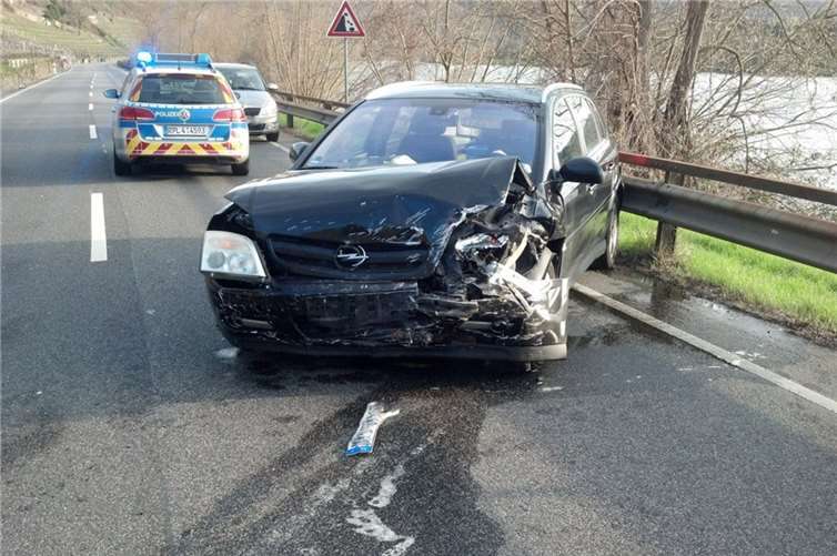 Bild von der Unfallstelle auf der B49. Foto: Polizei Koblenz