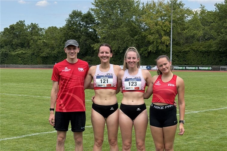 Bild:Erfolgreicher Auftritt in Neuwied: Carolin Endres, Verena van Beek und Kim Gerritsen von der DJK Ochtendung überzeugten über 800 Meter mit starken Leistungen. Gemeinsam mit Co-Trainer Jannik van Beek freuten sie sich über zwei persönliche Bestzeiten, zwei Klassensiege und einen zweiten Platz. 