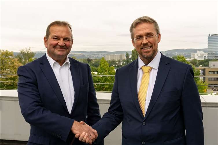 Bildbeschreibung: Arne Kalkan (re.) folgt als Geschäftsführer des Studierendenwerks Koblenz auf Jörg Denecke.  Foto: Margareta Macht/Studierendenwerk Koblenz