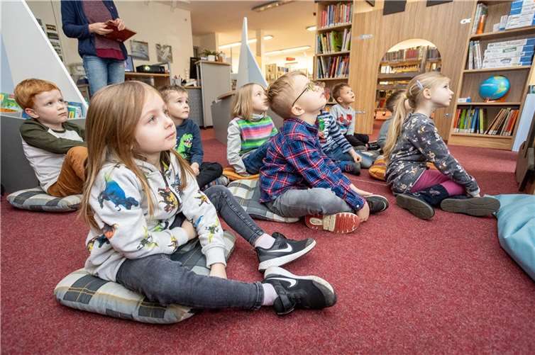 Bilder anschauen und gespannt der Geschichte zuhören. Das findet man beim Bilderbuchkino in der Stadtbücherei Selters. Quellen: agentur media schneider