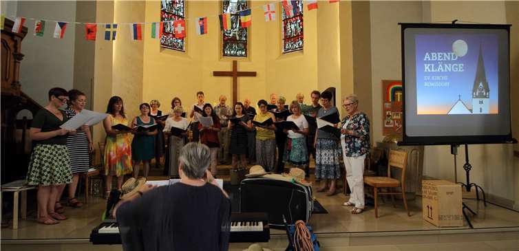 Bilder auf einer Leinwand beflügelten im Einklang mit den Melodien die Phantasie der Zuhörer.  privat