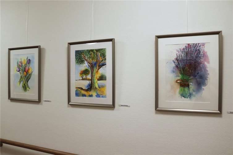 Bilder aus der Ausstellung. Kräftige Farben sorgen für Leben in den Fluren des Seniorenzentrums. Ein Besuch lohnt sich.  Foto: Rita Steindorf