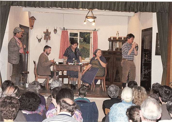 „Die Junggesellensteuer“ wird neu aufgeführt Bilder aus früheren Zeiten: „Die Junggesellensteuer“ , Szenen der Aufführung von 1990. privat