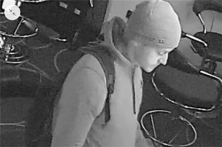 Bilder der Überwachungskamera vom Täter. Fotos: Polizei