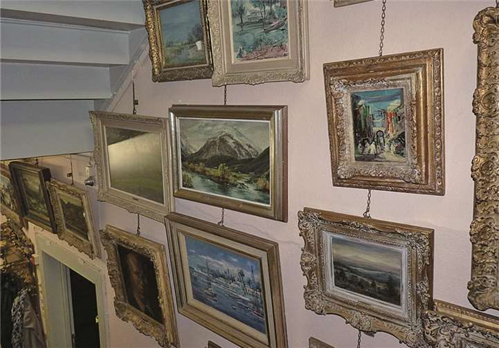 Bilder über Bilder, die Josef-Steib-Galerie zeugt vom Schaffen des Cochemer Künstlers.Archiv