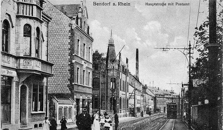 Bilder von alten Gebäuden lassen die Weiterentwicklung der Stadt erkennen. privat