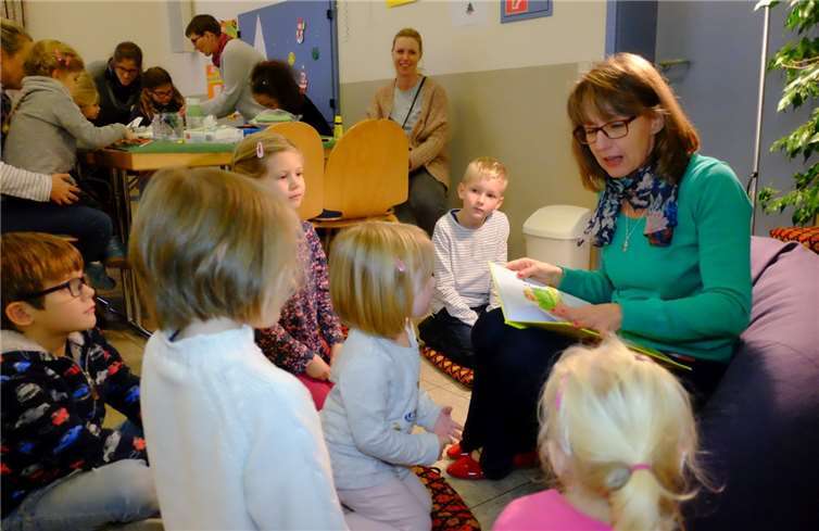 Bilderbuchautorin Claudia Steinbach las, umringt von Kindern und Erwachsenen, die gar schauderhaften Geschichten der Riesen Ellert und Brammert vor.