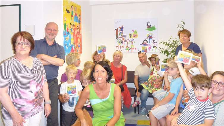 Bilderpräsentation mit Ernst Kaufmann, Leiter der Erziehungs-und Familienberatungsstelle des Rhein-Sieg-Kreises in Rheinbach (2. v. l.), im Kreise von Vertretern der Teams, Eltern und am Projekt beteiligten Kinder. Rhein-Sieg-Kreis