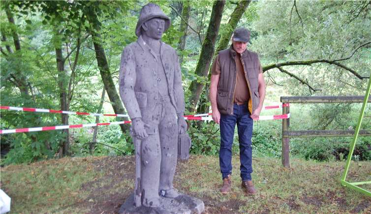 Bildhauer Peter Hänig enthüllte den „Kaulemann“.Foto: SK
