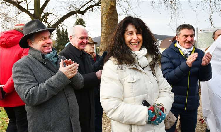 Bildhauer Rudolf P. Schneider (2.v.l) hatte allen Grund, stolz auf seine Arbeit zu sein.