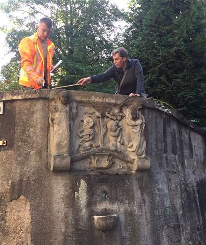 Bildhauerin Ruth Schwenker wird das Wegweiser-Relief „Himmelreich-Totenborn“ erneuern. Foto: Stadt Linz