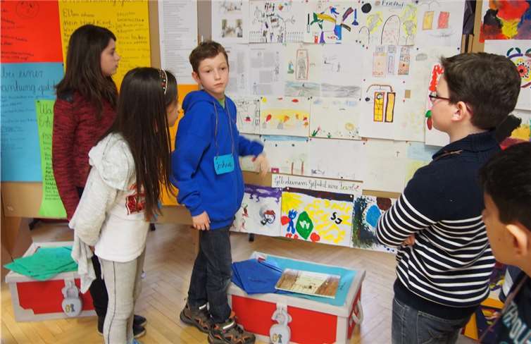 Bildlich wurde das Thema auch festgehalten und die Kinder drückten ihre Gefühle mit kräftigen Farben aus.